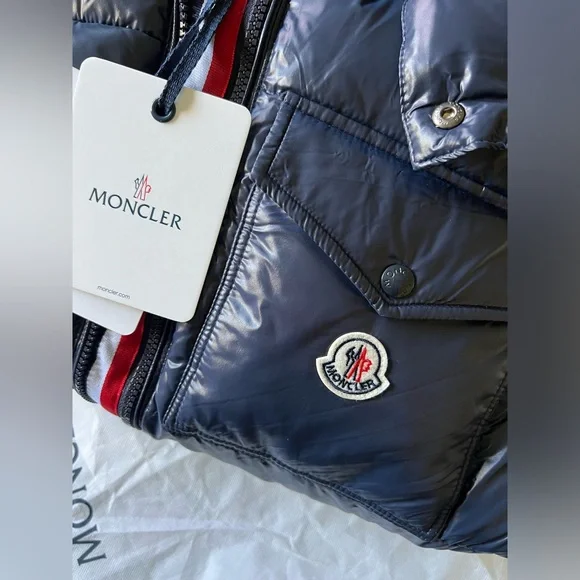 Moncler Montbeliard Short
Down jacket - Picture 4 of 9